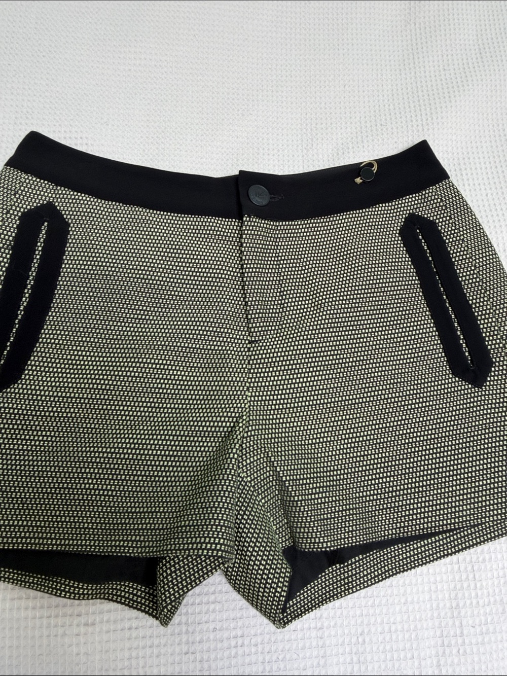 Rag & Bone sz 2 like new chartreuse patterned shorts w black trim lined 3 inch